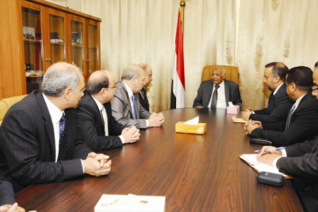 رئيس الوزراء لدى استقباله الوفد المصري أمس